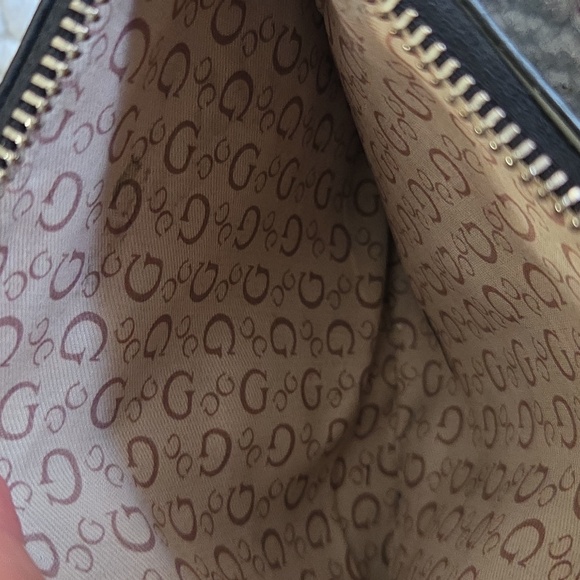GUESS LOS ANGELES WRISTLET - Picture 3 of 3